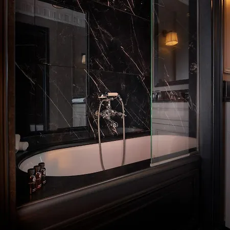 Maison Athénée Hotel 4*